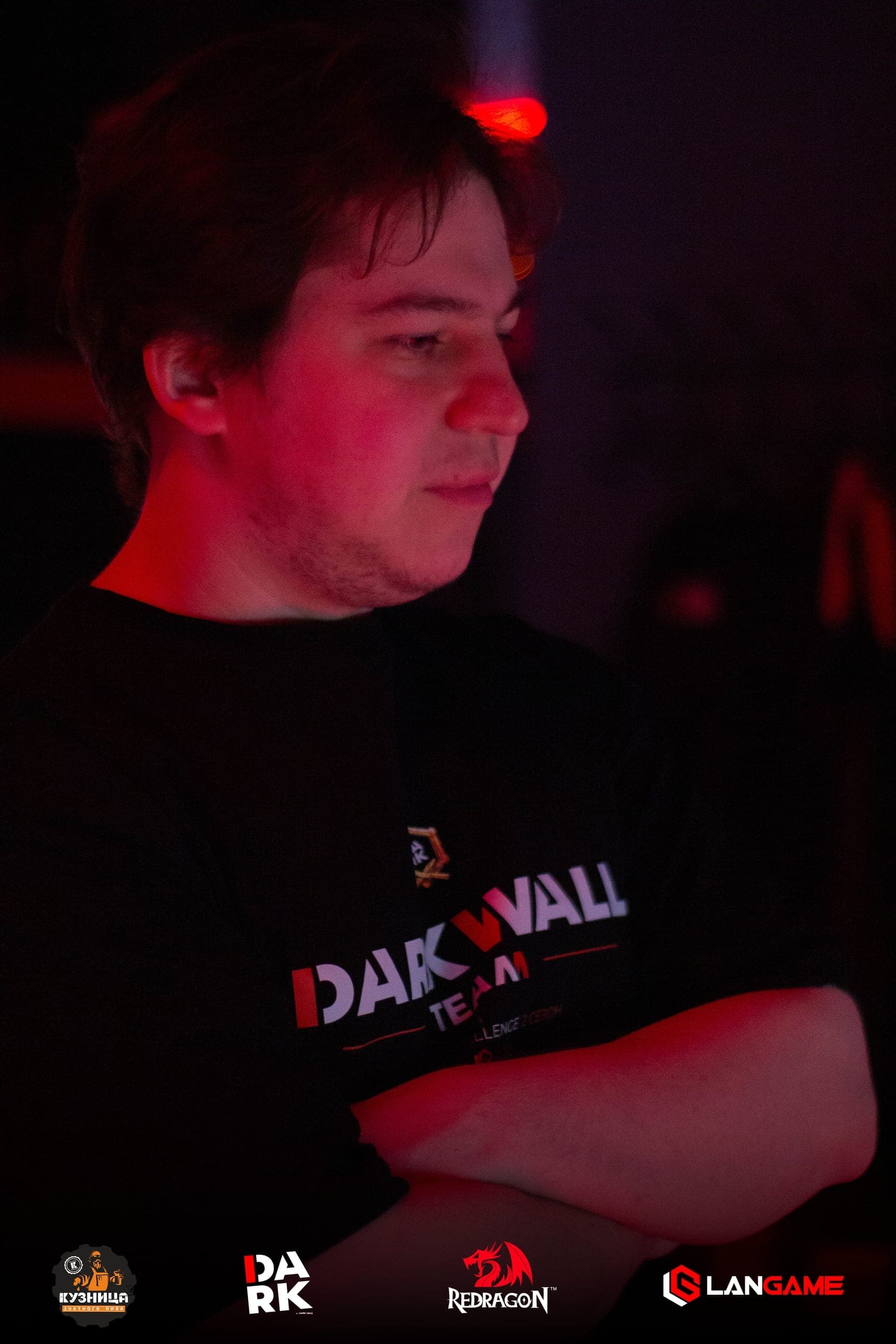 Игрок в наушниках на турнире Ночной MIX CS2 в компьютерном клубе DARKWALL
