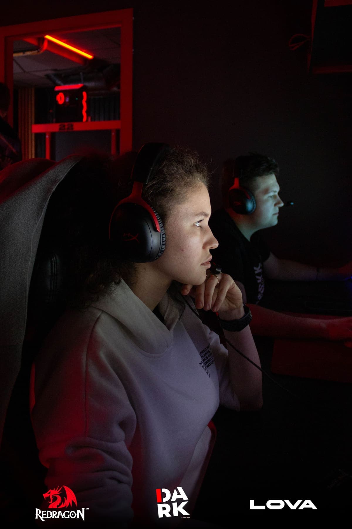 Игроки турнира CS2 Solo Draft за компьютерами в компьютерном клубе DARKWALL