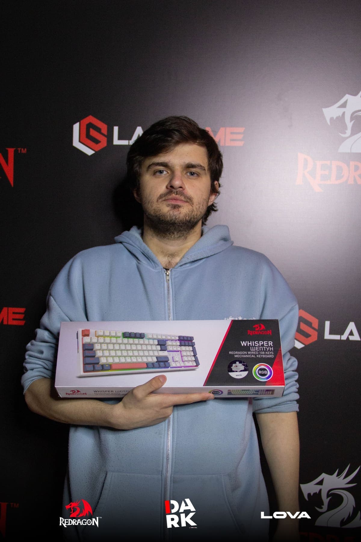 Игрок с призовой клавиатурой Redragon Whisper на турнире CS2 Solo Draft в DARKWALL